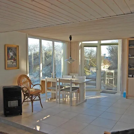 Holiday Near By The Ocean In 098530 Feriehus